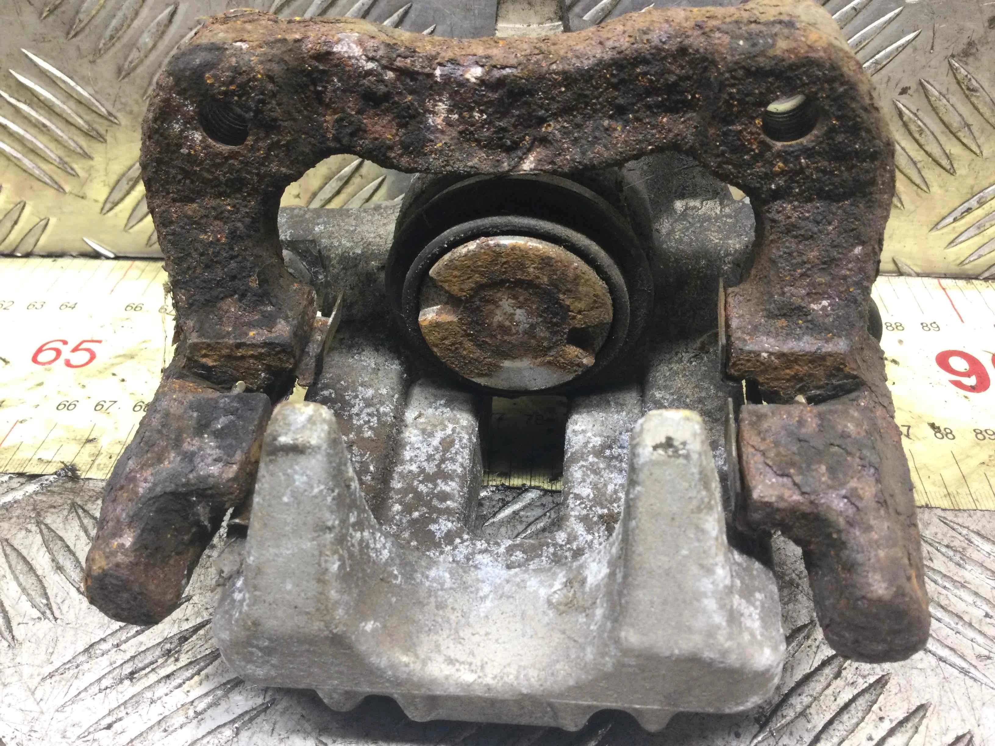 Суппорт задний левый Volkswagen Golf 4 поколение (1997-2004) бензин 1.4 i Механика 3-дв, х/б