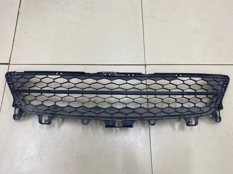 Решетка в бампер центральная передняя Mazda 6