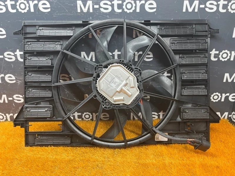 Вентилятор радиатора Audi A4 2015 8W0121207B B9/8W CYR