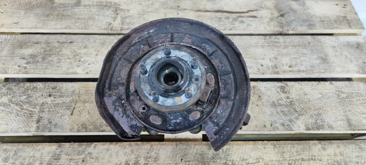 Кулак задний левый Land Rover Range Rover Sport I (2005—2009) 368DT