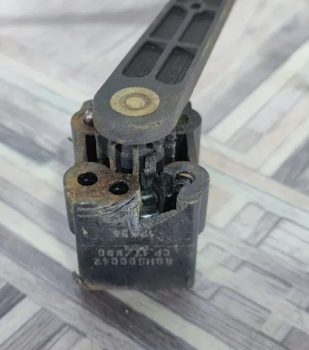 Датчик положения кузова задний правый Land Rover Discovery III (2004—2009) 276DT