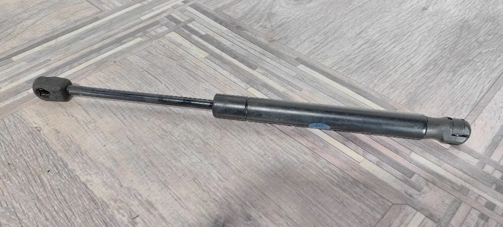 Амортизатор капота Land Rover Freelander II рестайлинг (2010—2012) 224DT