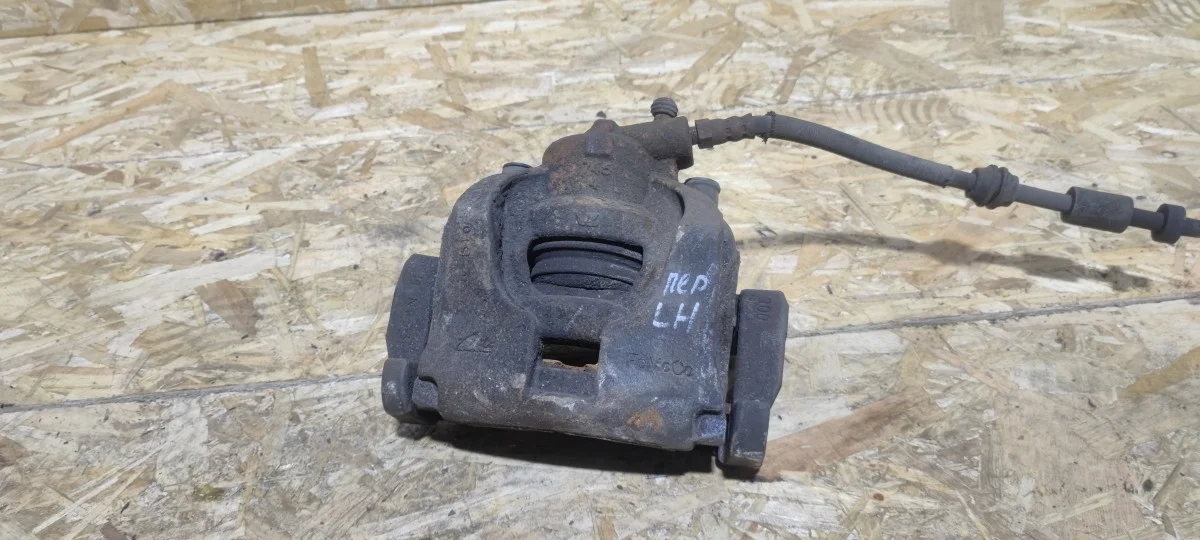 Суппорт тормозной передний левый Land Rover Freelander II рестайлинг (2010—2012) 224DT