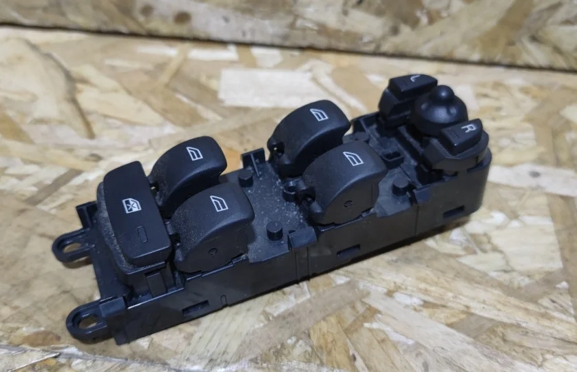 Блок управления стеклоподъемниками Land Rover Freelander II рестайлинг (2010—2012) 224DT