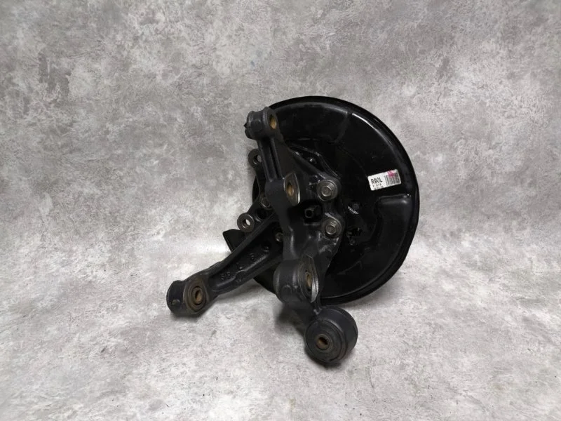 Кулак задней подвески задний левый Toyota Camry