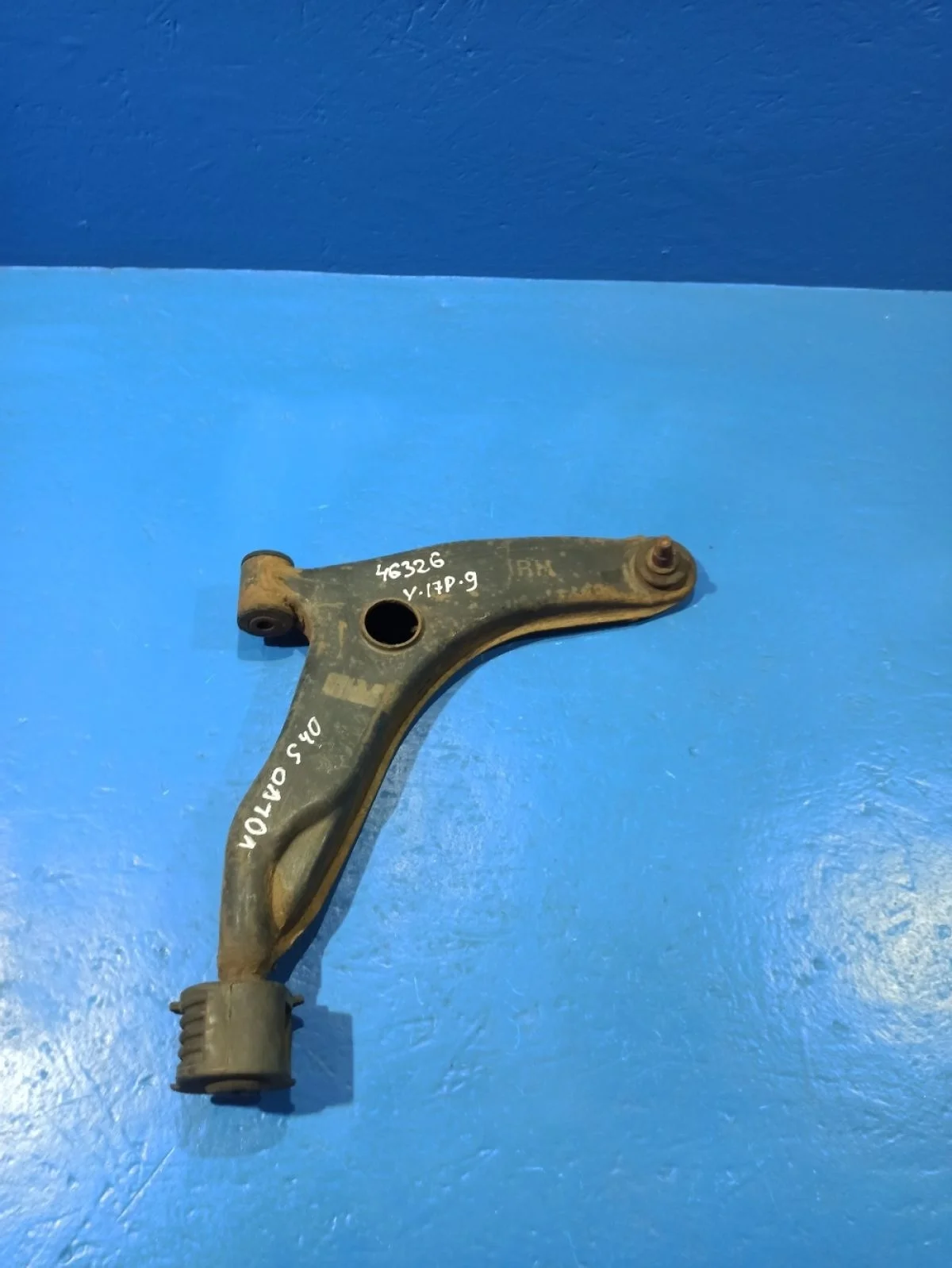 Рычаг передний правый нижний Volvo S40 I рестайлинг (1999—2004)