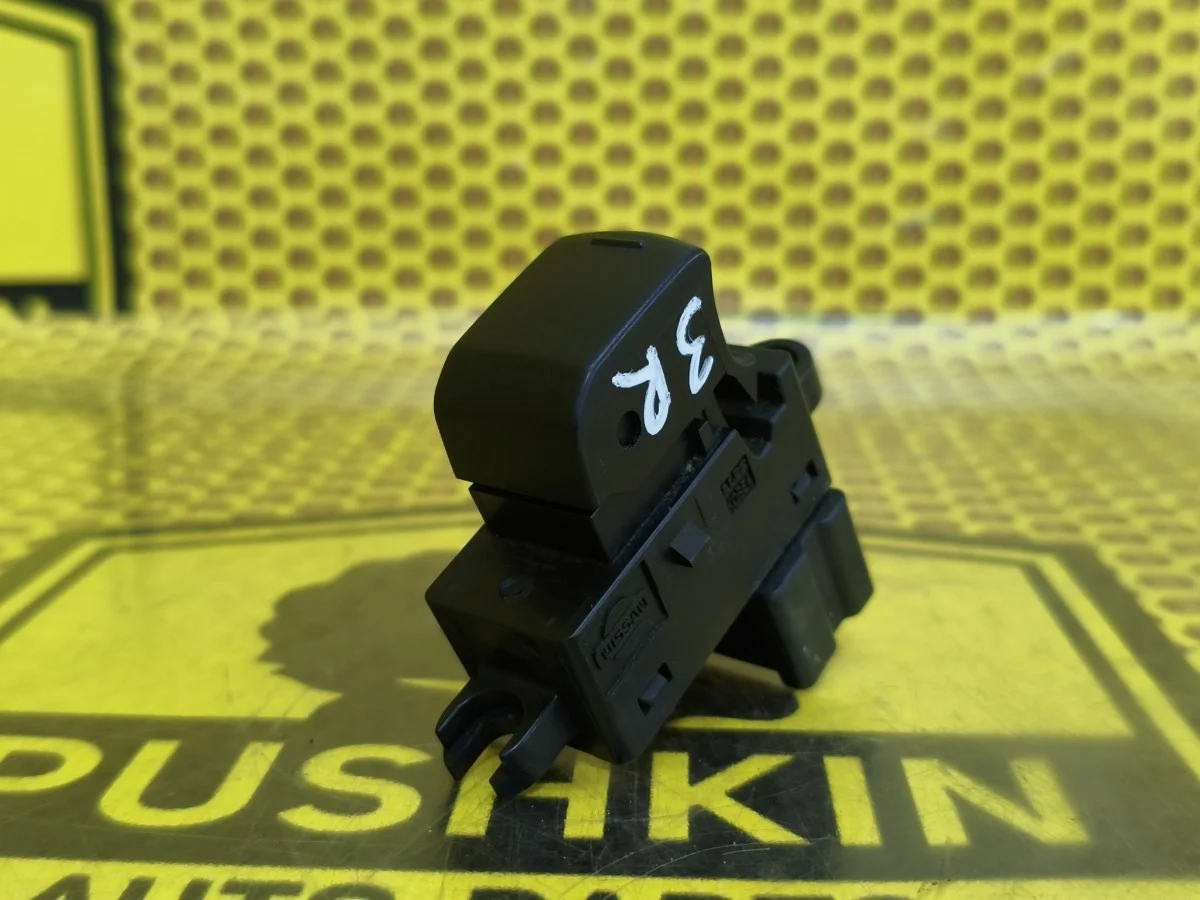 Кнопка стеклоподъемника Nissan Tiida 2008 25411ED000 C11 HR15DE, задняя правая