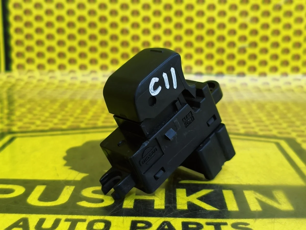 Кнопка стеклоподъемника Nissan Tiida 2008 25411ED000 C11 HR15DE, передняя правая