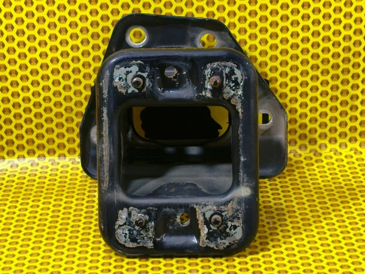 Кронштейн усилителя бампера Nissan Tiida 2008 75115ED00A C11 HR15DE, передний левый