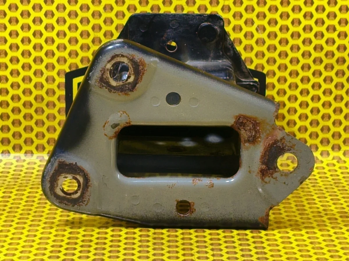 Кронштейн усилителя бампера Nissan Tiida 2008 75114ED00A C11 HR15DE, передний правый