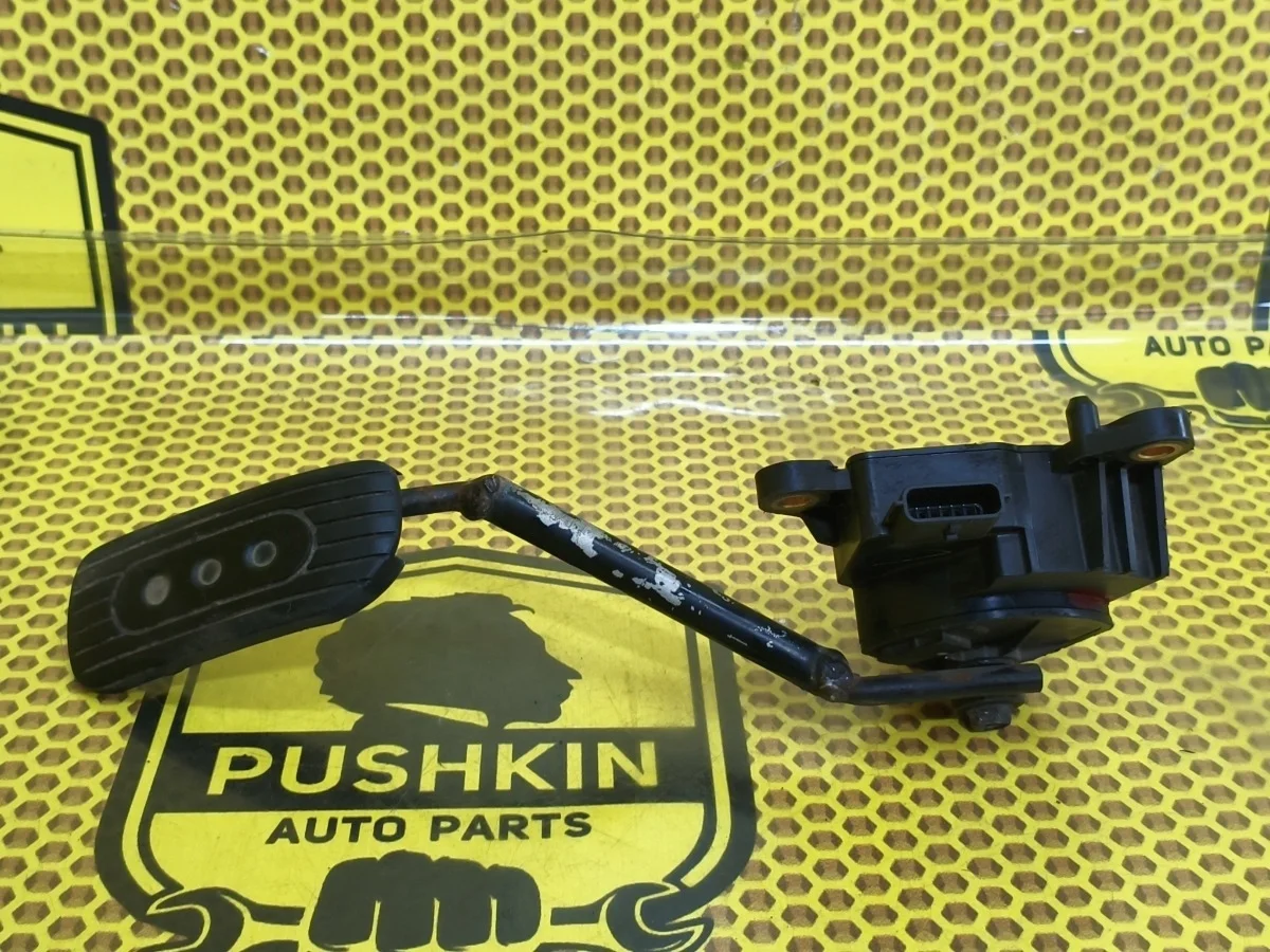 Педаль газа Nissan Tiida 2008 18002ED000 C11 HR15DE