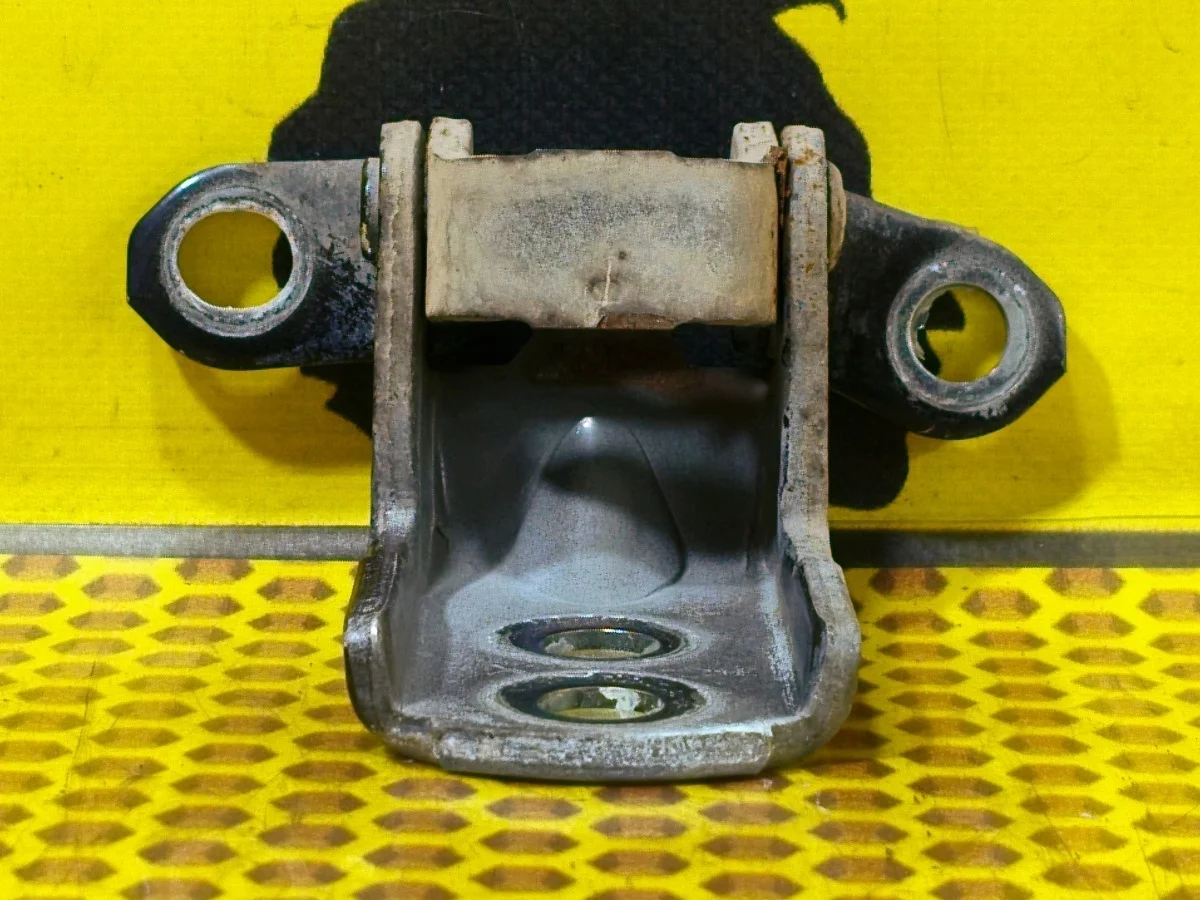 Петля двери передняя нижняя Nissan Tiida 2008 82421ED00B C11 HR15DE, передняя левая