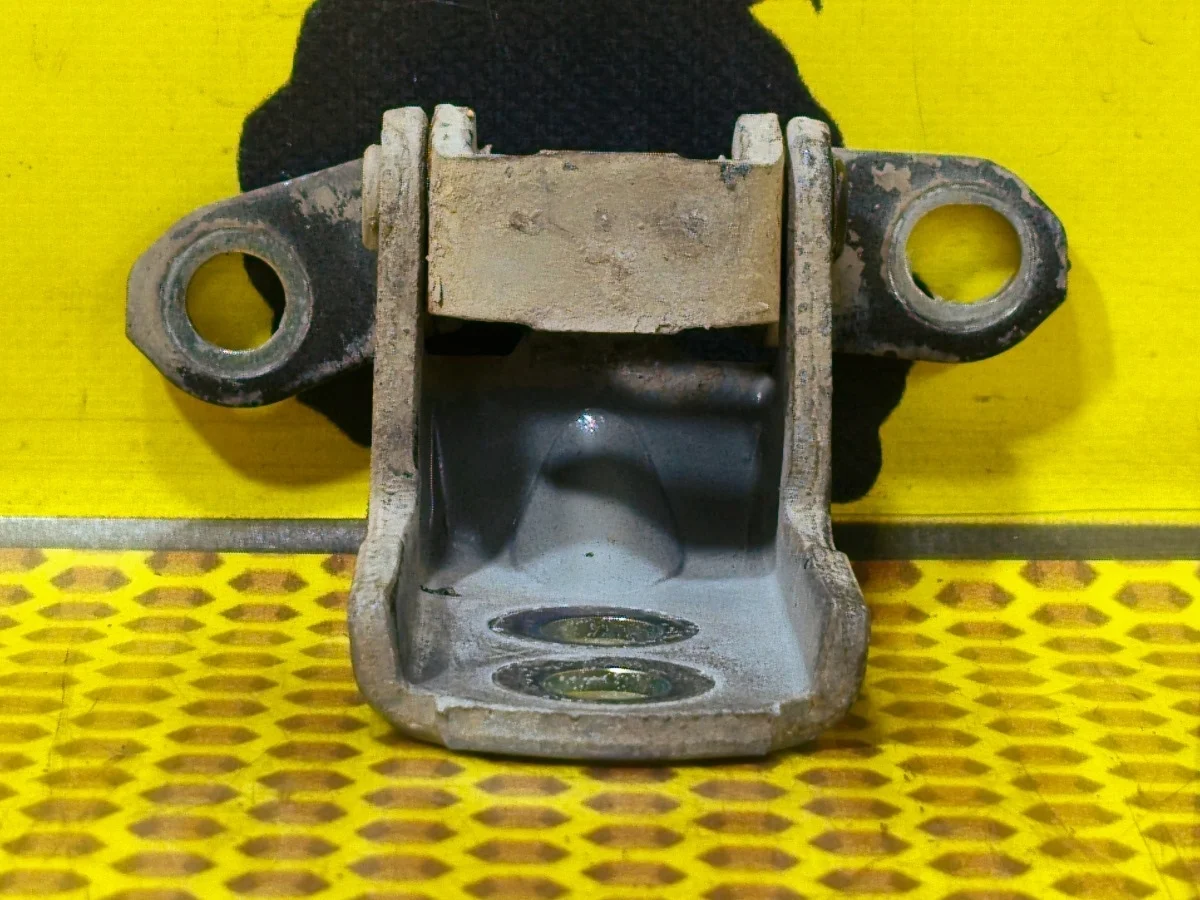 Петля двери передняя нижняя Nissan Tiida 2008 82420ED00B C11 HR15DE, передняя правая