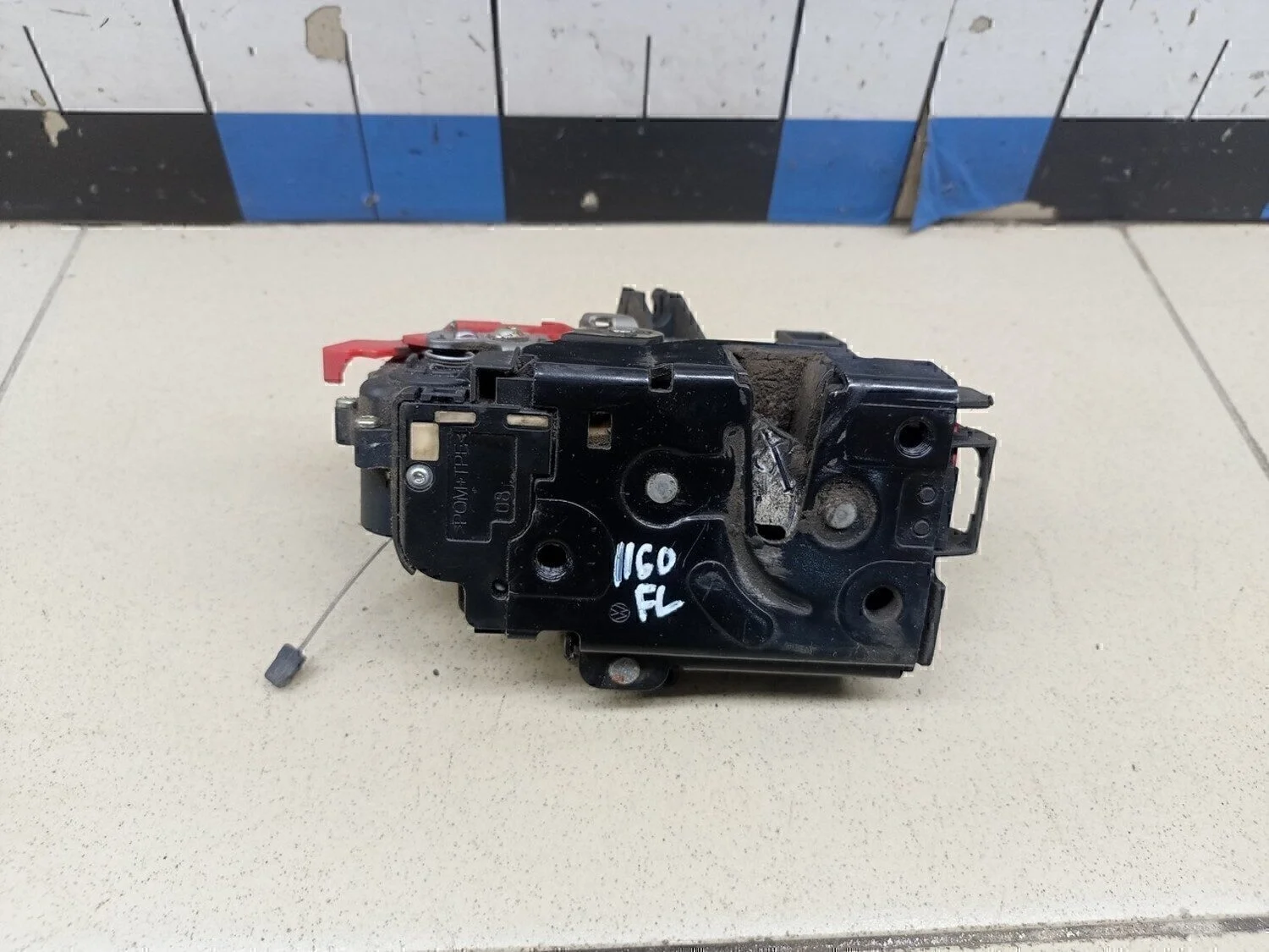 Замок двери передней левой Touareg 2002-2010