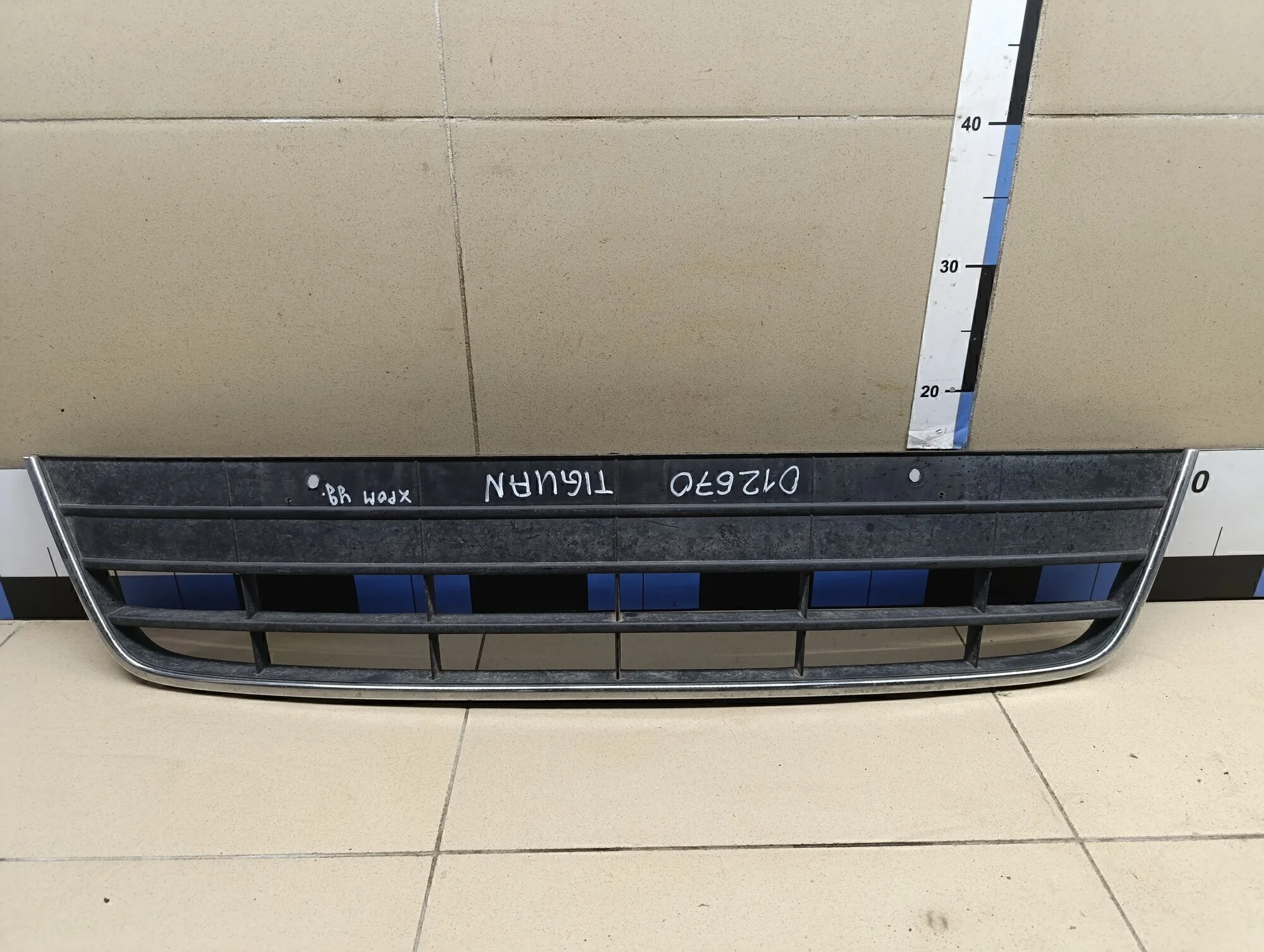 Решетка в бампер центральная Tiguan 2011-2016