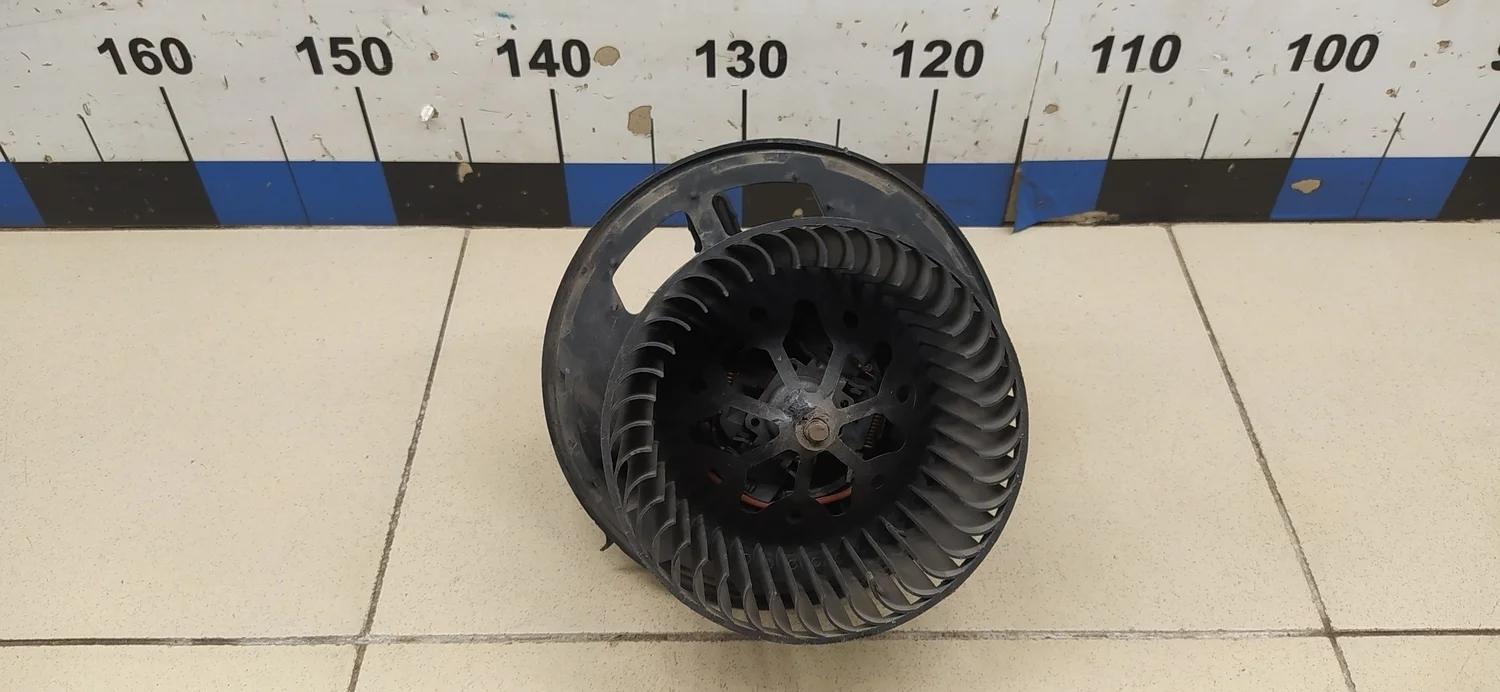 Моторчик отопителя 1-серия E82/E88 2006>