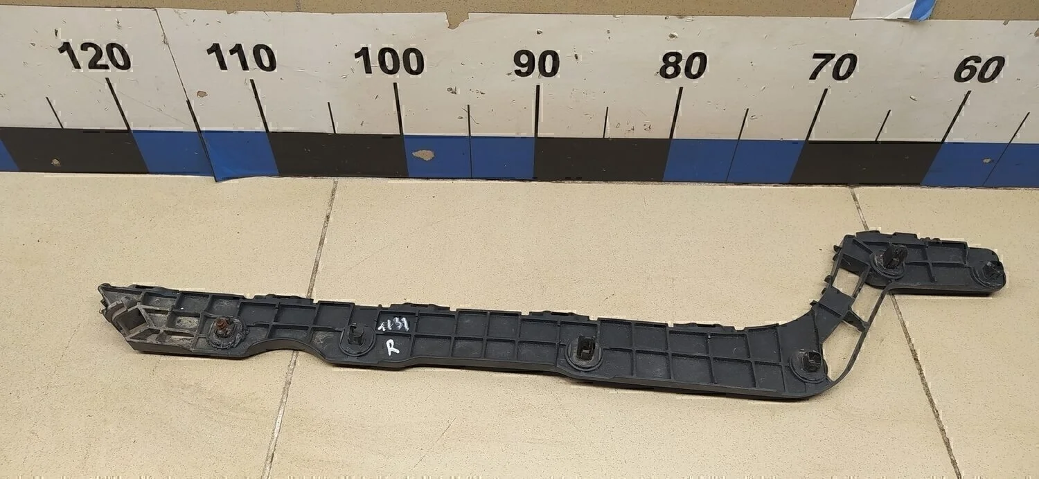 Направляющая заднего бампера правая LX 570