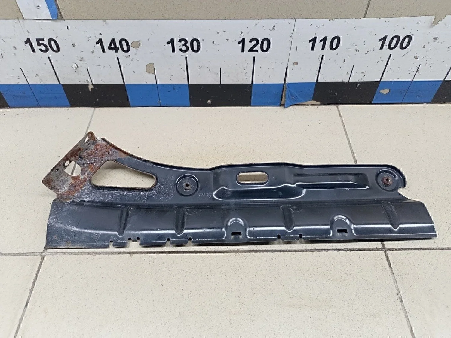 Направляющая заднего бампера правая Octavia (A5 1Z-) 2004-2013