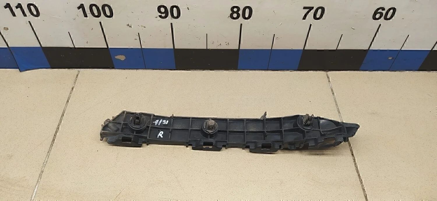 Кронштейн переднего бампера правый LX 570