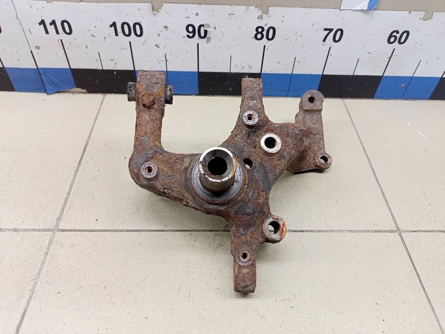 Кулак поворотный задний левый Touran 2003-2010