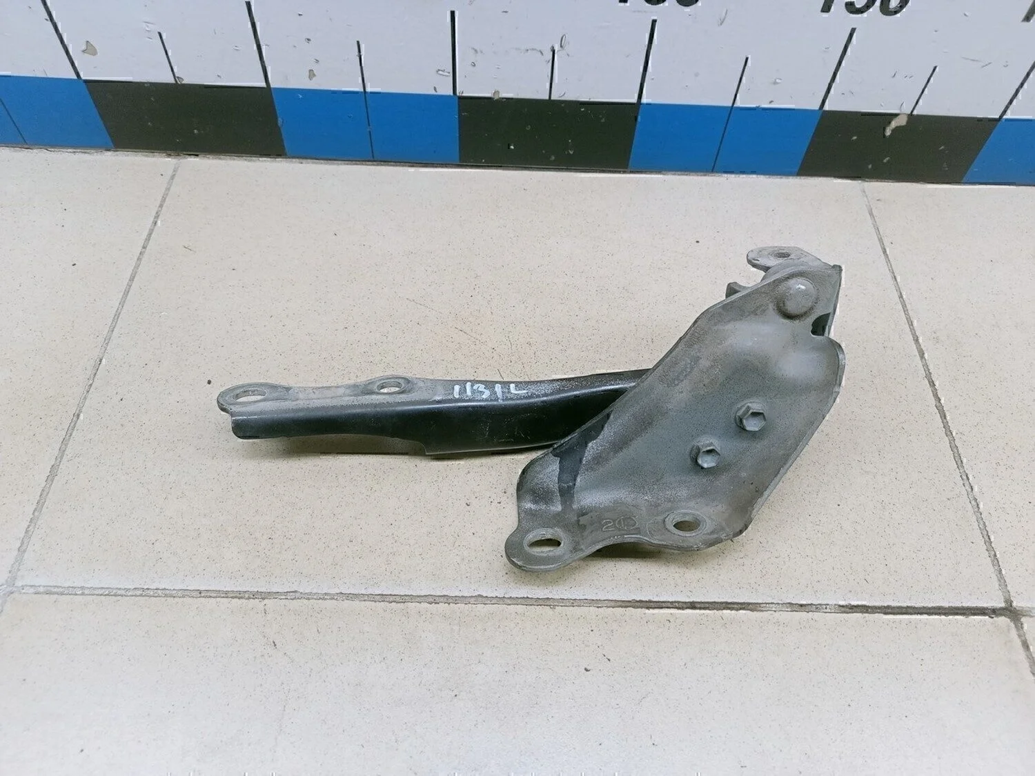 Петля капота левая LX 570