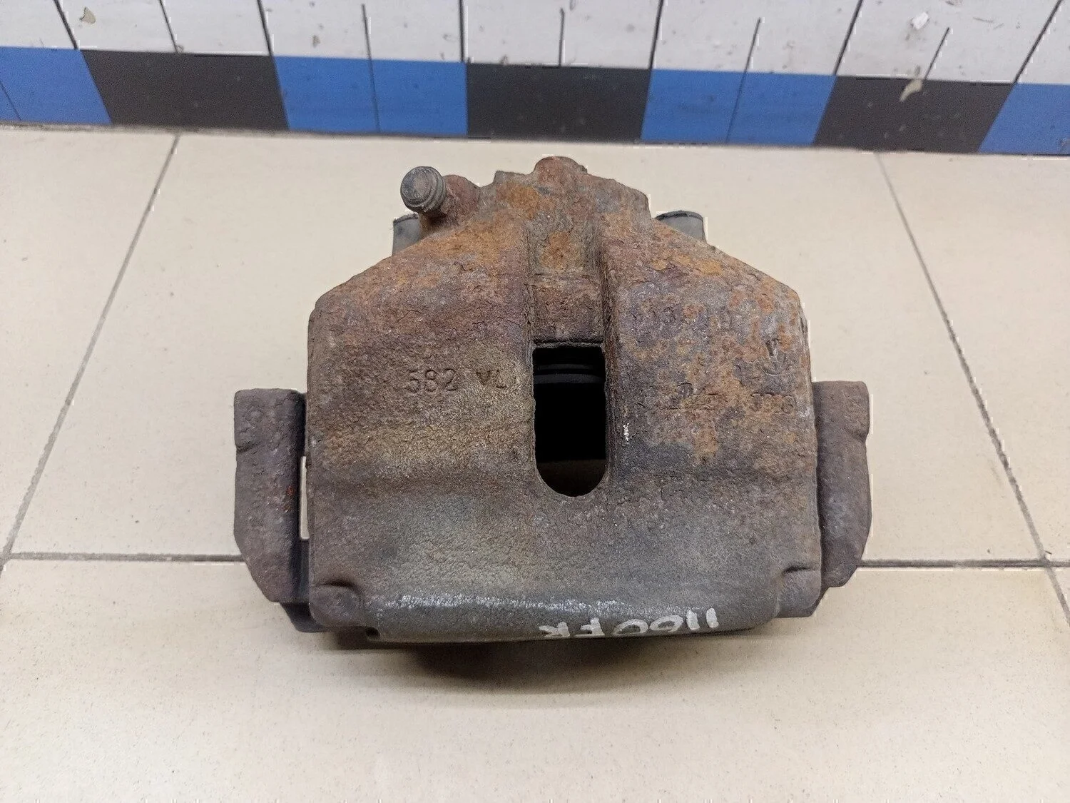 Суппорт передний правый Passat [B6] 2005-2010