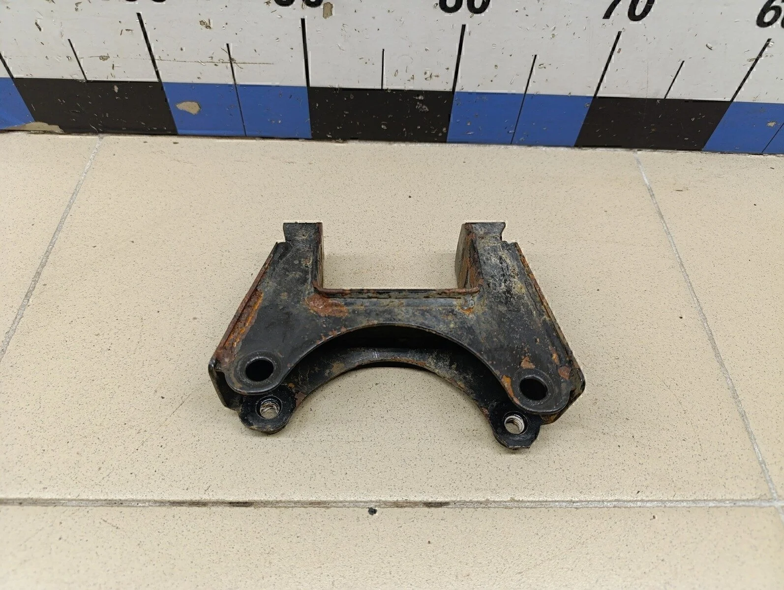 Кронштейн двигателя левый Fabia 1999-2006