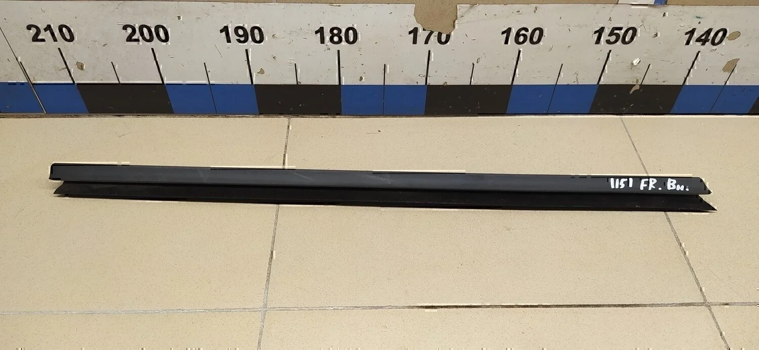 Накладка стекла переднего правого 3-серия E90/E91 2005>