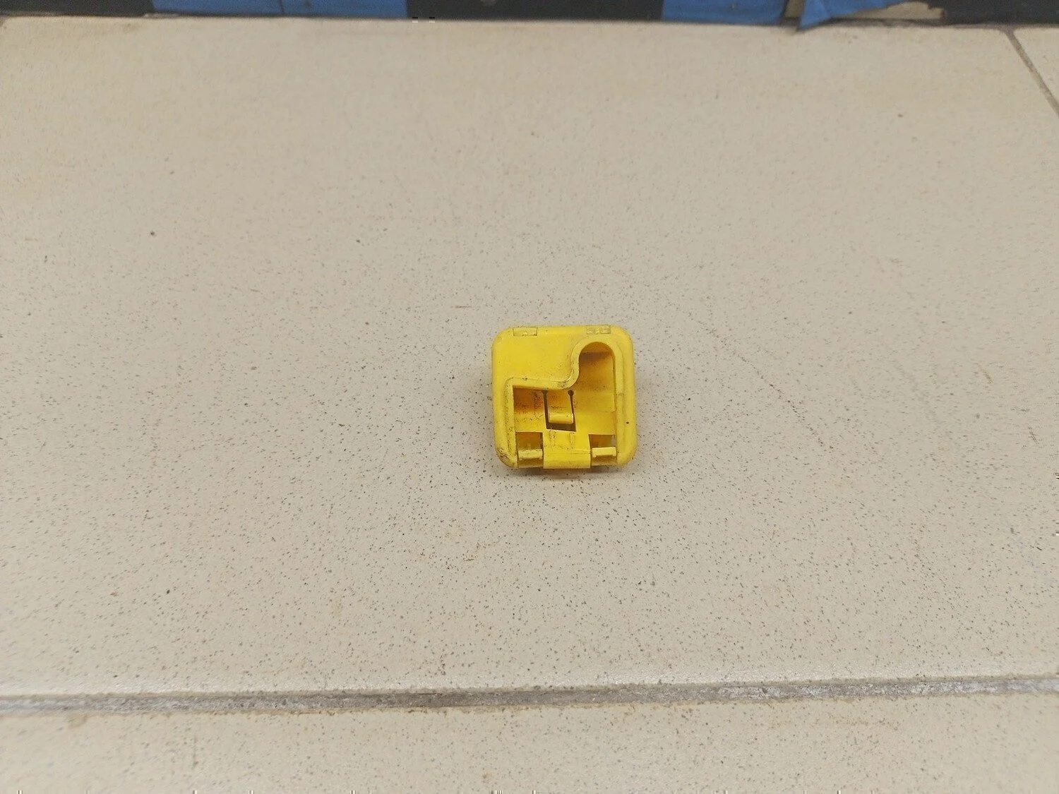 Держатель капота Fabia 2007-2015