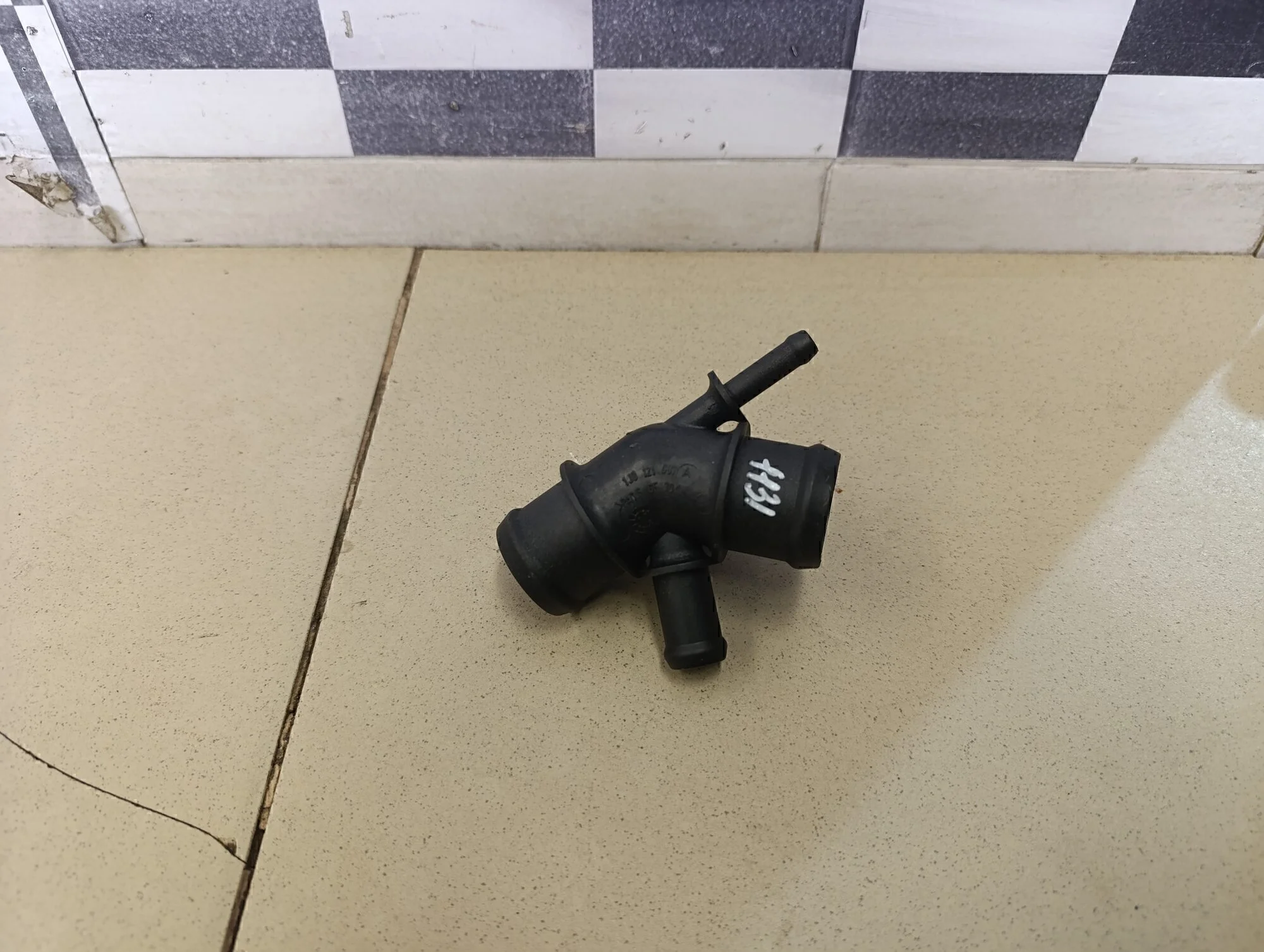 Тройник системы охлаждения A3 (8L1) 1996-2003