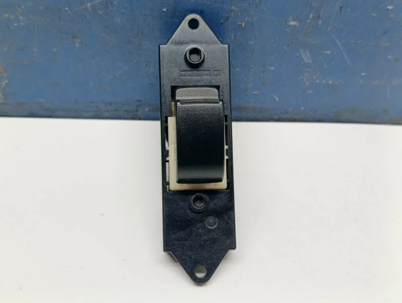 Кнопка стеклоподъемника Mitsubishi Lancer X MR587944, задняя правая