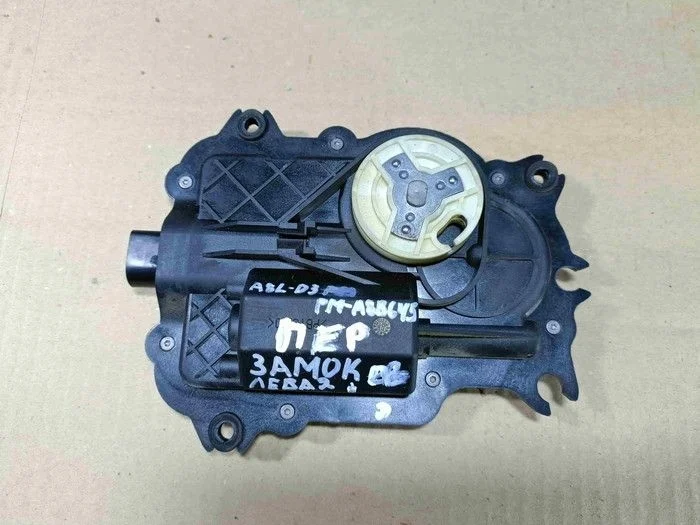 Доводчик двери передний левый Audi A8 D3 (2002—2005)