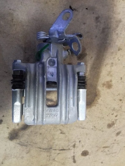 Суппорт задний левый Skoda Octavia II рестайлинг (2008—2013)