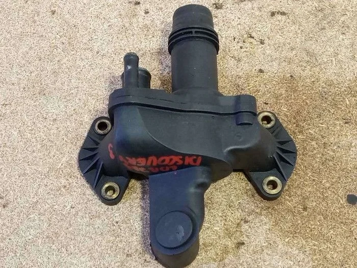 Корпус термостата Land Rover Discovery III (2004—2009)