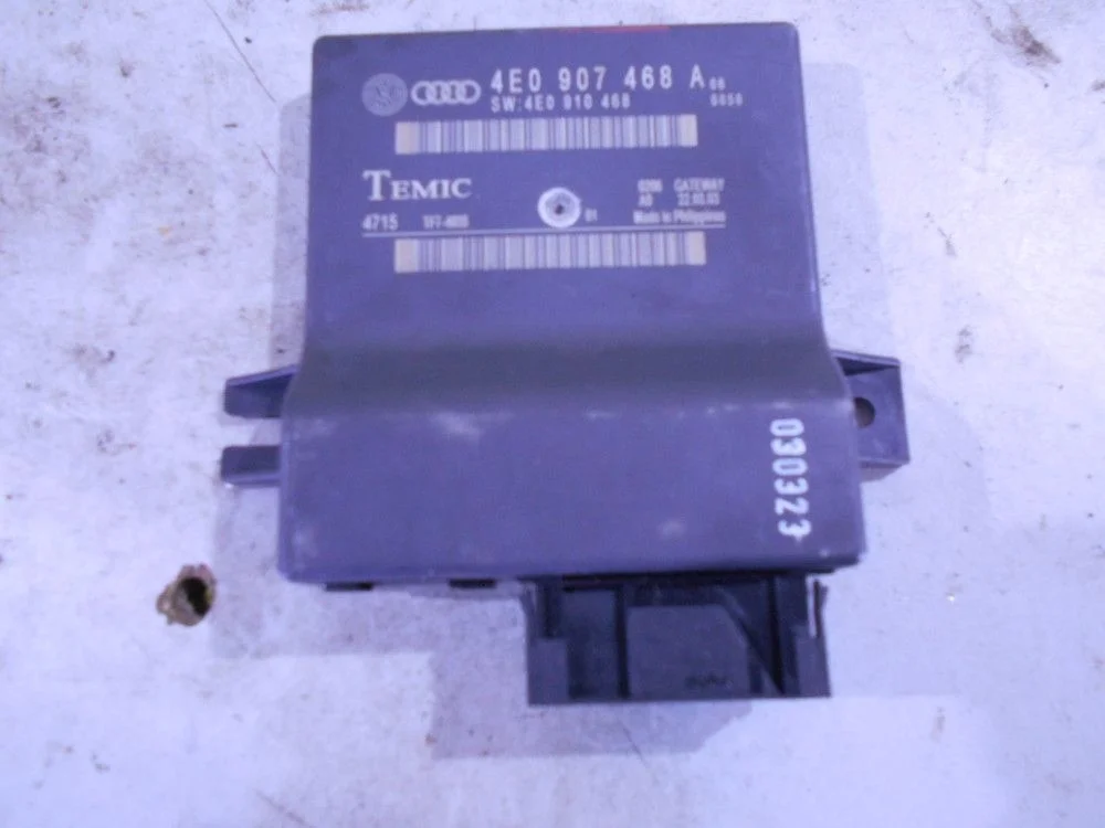 Блок управления межсетевым интерфейсом Audi A8 D3 (2002—2005)