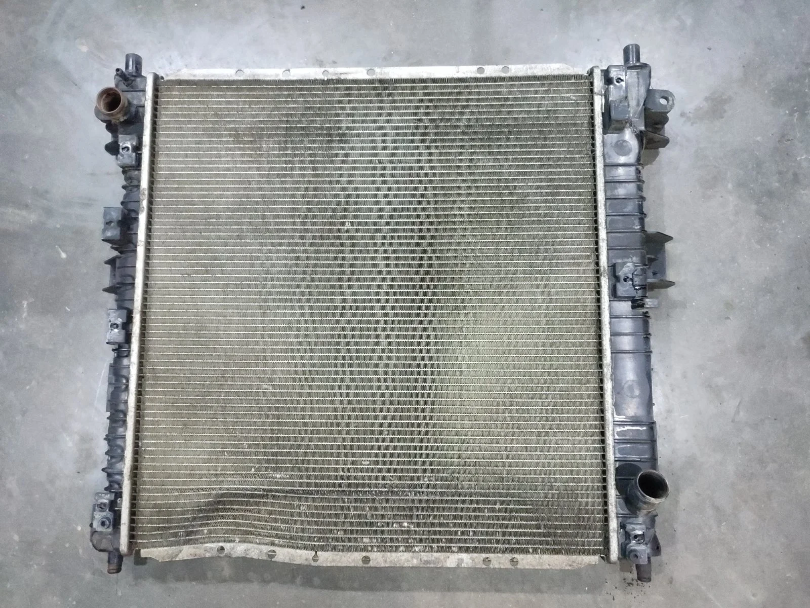 Радиатор охлаждения двигателя SsangYong Actyon 2008 C100