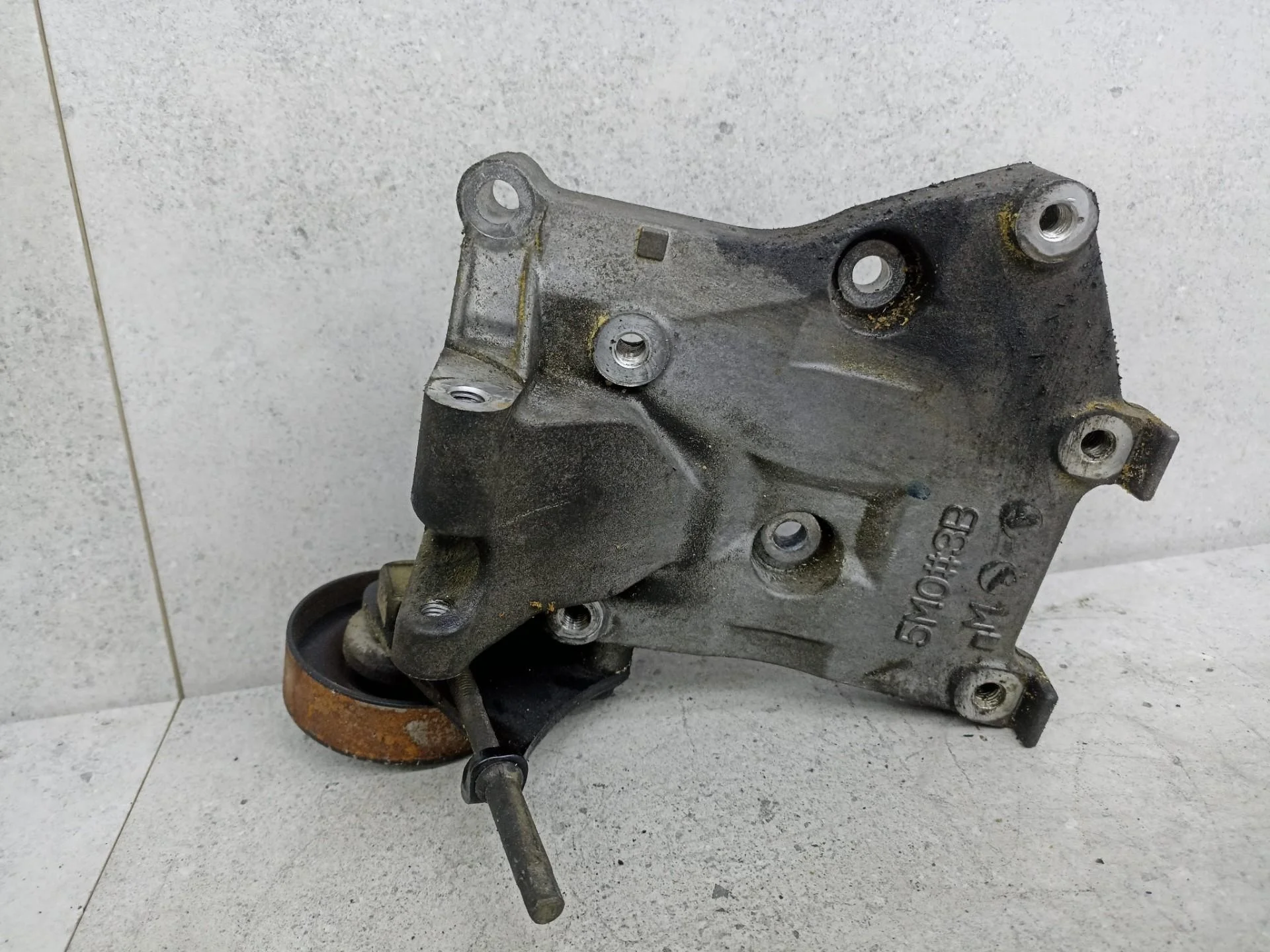 Кронштейн компрессора кондиционера Nissan Primera