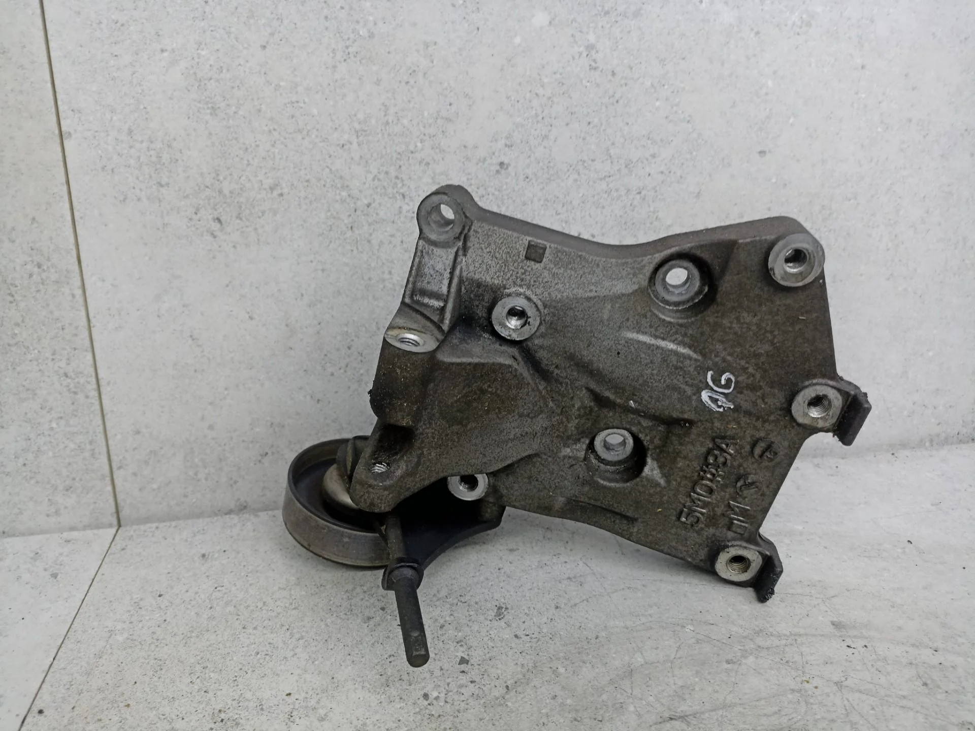 Кронштейн компрессора кондиционера Nissan Primera