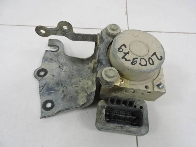 Блок ABS (насос) Toyota Corolla E150 2006-2013