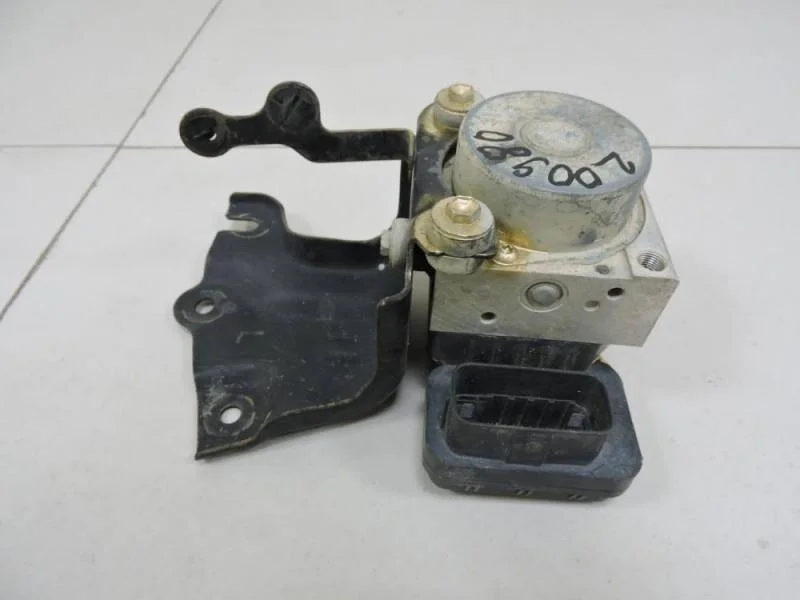 Блок ABS (насос) Toyota Corolla E150 2006-2013