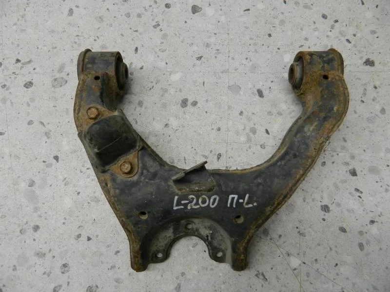 Рычаг передний верхний левый Mitsubishi L200 (KB) 2006-2016