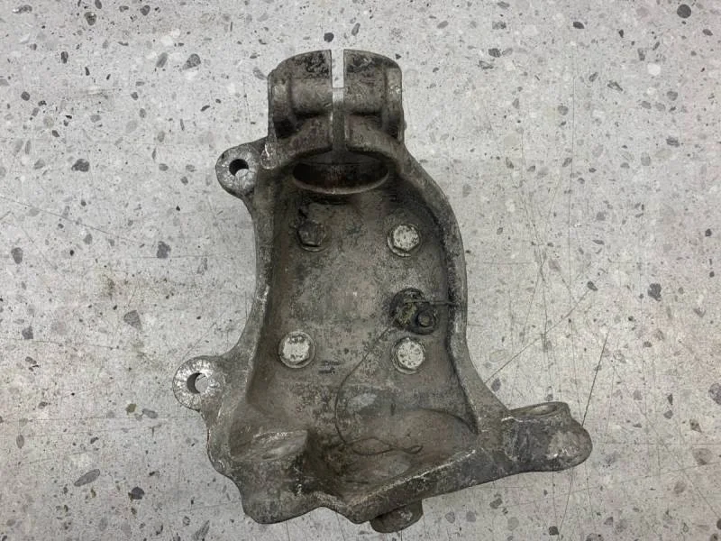 Кулак поворотный передний левый BMW 7-Series E65,E66 2001-2008