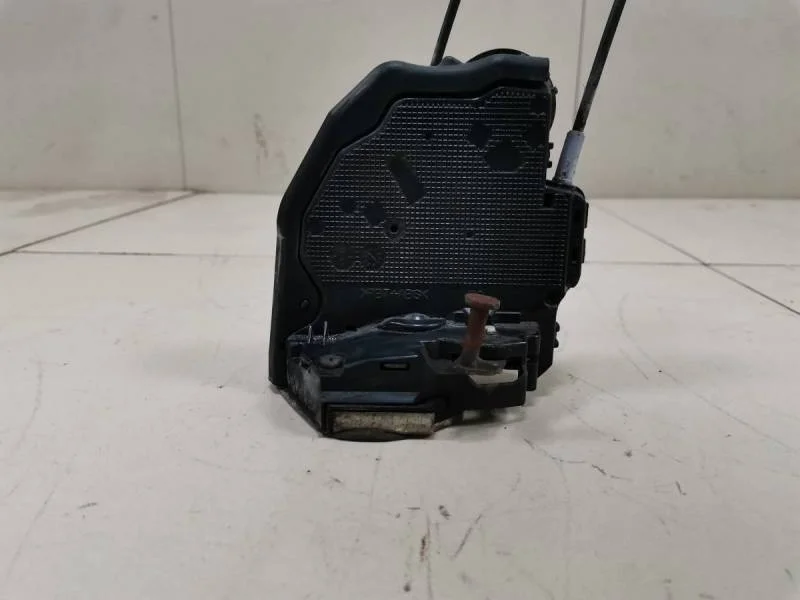 Замок двери задней правой Toyota Corolla E150 2006-2013