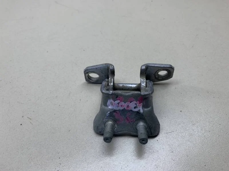 Петля двери задней левой верхняя Mitsubishi L200 (KB) 2006-2016