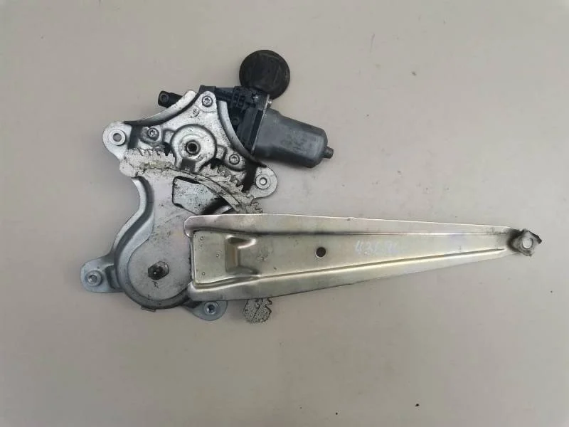 Стеклоподъемник электр. задний правый Toyota Land Cruiser (J200) 2007-2015