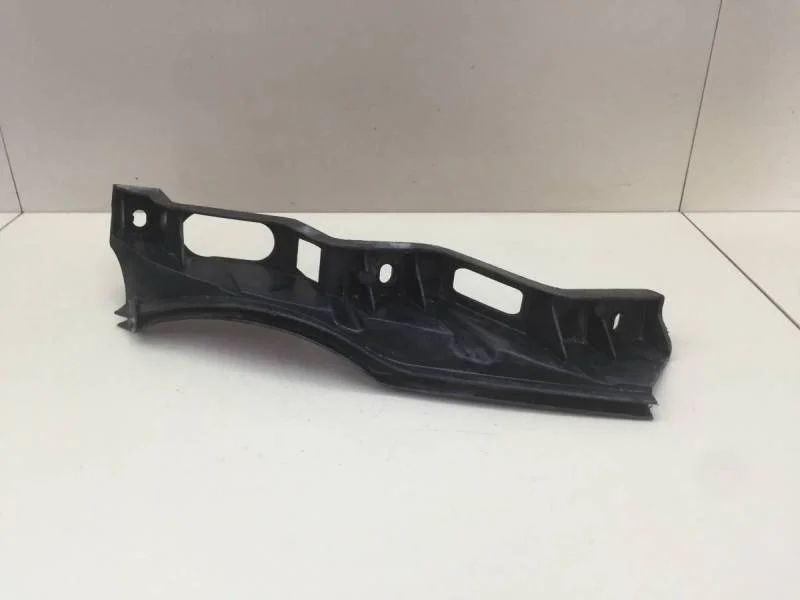 Направляющая переднего бампера левая Volkswagen Passat B6 2005-2010