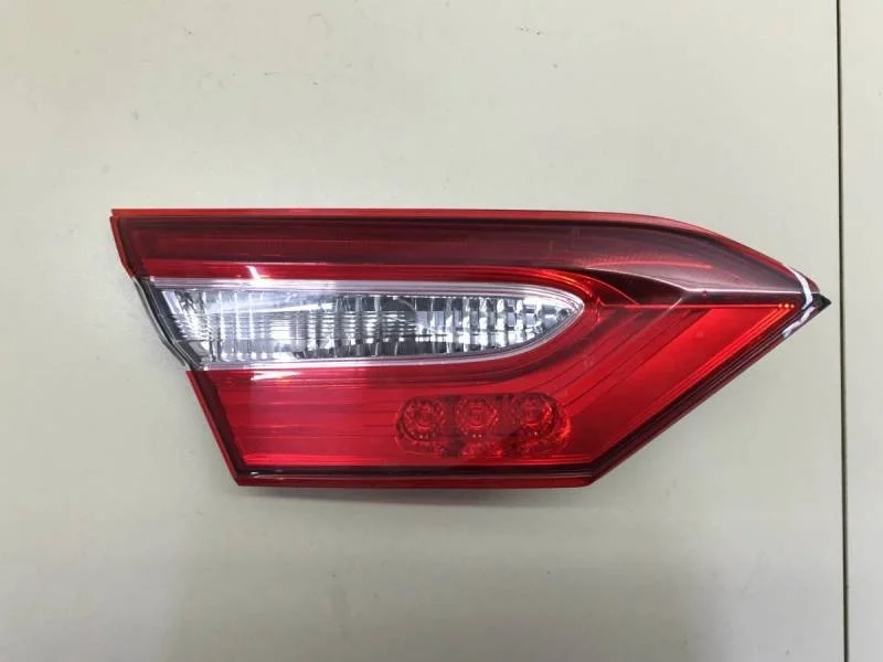 Фонарь задний внутренний левый Toyota Camry (XV70) 2017>