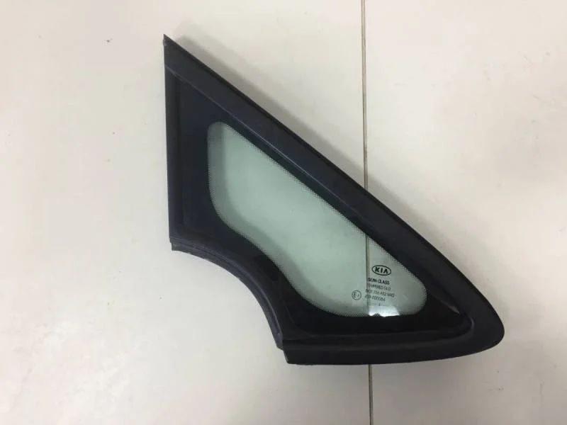 Стекло кузовное глухое правое Kia Ceed (JD) 2012-2018