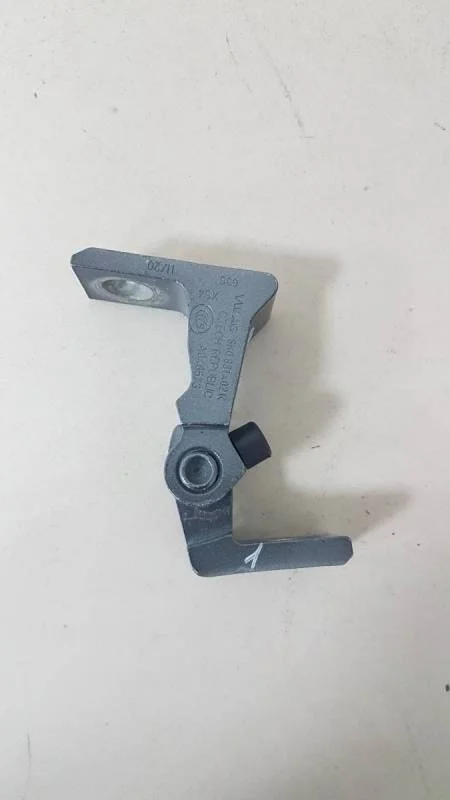 Петля двери передней правой нижняя Skoda Rapid 2012-2020