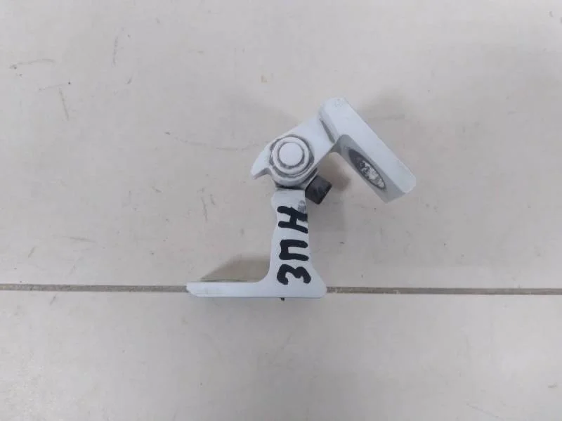 Петля двери передней правой нижняя Skoda Rapid 2012-2020